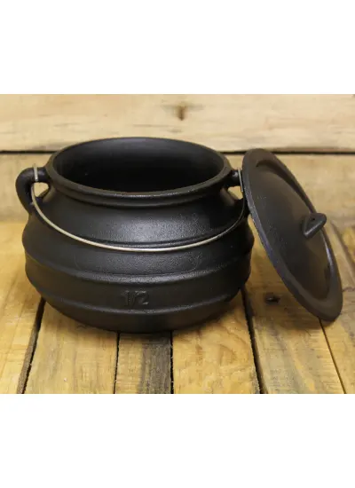 Potjie Cast Iron Flat Pot - 2 Quart Size 1/2